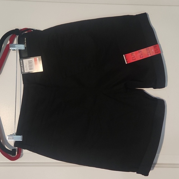 DKNY BLACK STRTCH SHORTS. NWT - Picture 3 of 4